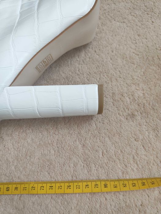 Дуже високі стильні білі жіночі черевики, шкірзам. Під крокодила