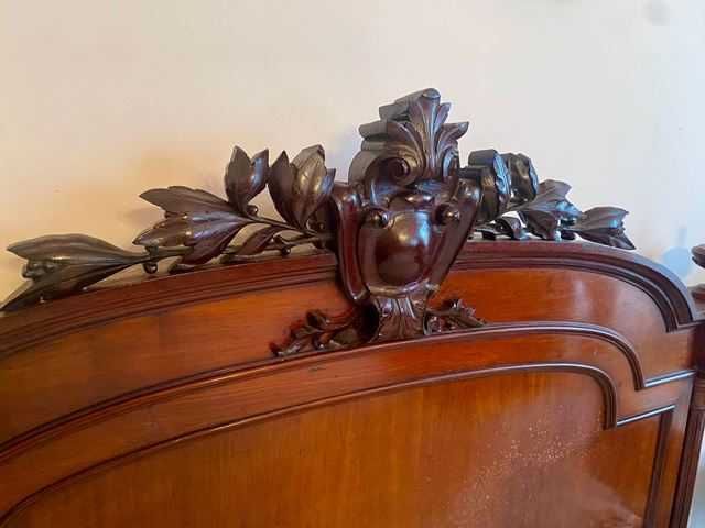Cama de Casal em Mogno