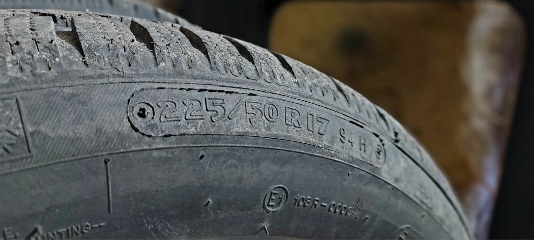 Зимова гума 225/50 r17 в гарному стані