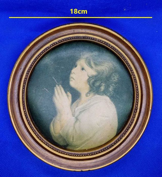 Quadro religioso antigo em seda com menina em adoração