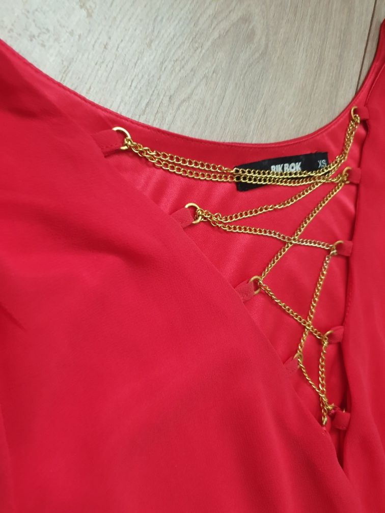 Czerwona sukienka z długim rękawem Złote łańcuszki S