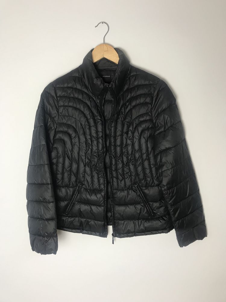 Czarna lekka kurtka pikowana Promod, jesienny klasyk