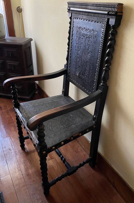 Conj Torcidos e Tremidos:Estante, secretária, móvel suspenso e cadeira