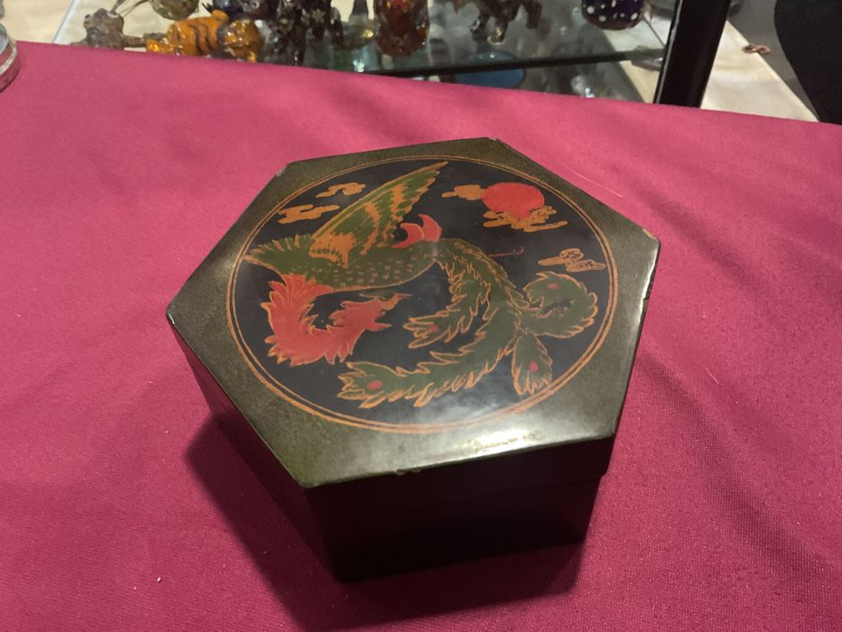 Caixa oriental lacada topo inlaid 11,5x06 cm octagonal