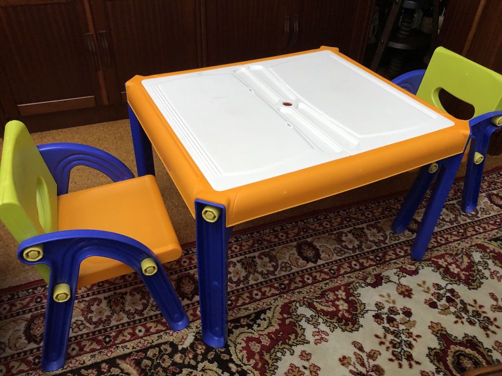 Mesa e cadeiras com arrumação para criança
