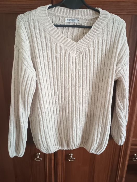 Sweterek beżowy przez głowę