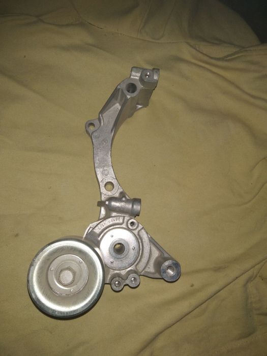 Натяжитель ремня .Тайота Ленд Крузер 200. 4.5 дизель