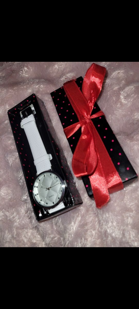 Nowy biały zegarek Quartz idealny na prezent