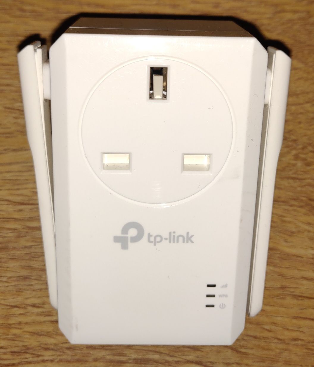 Wzmacniacz WiFi z gniazdkiem elektrycznym TP-LINK TL-WA860RE