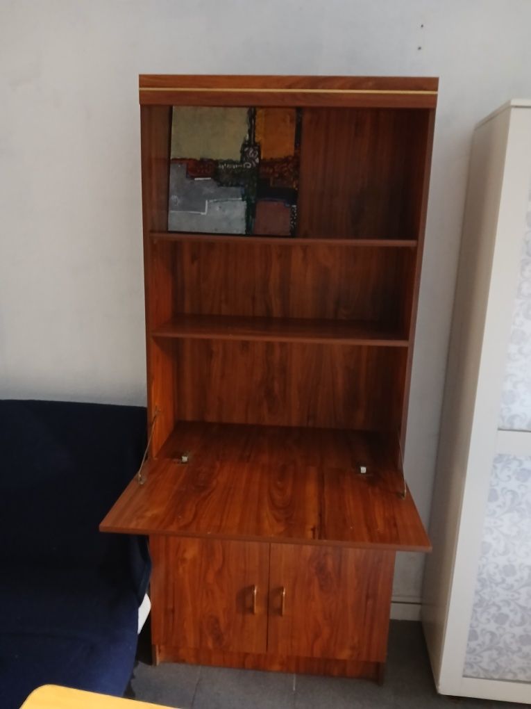 Mesa, cadeiras, microondas, cacifos, sofa cama