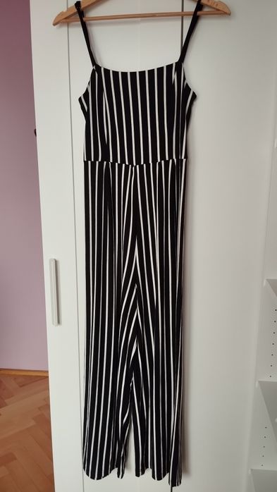 Długi czarny kombinezon w białe paski na ramiączkach Stradivarius