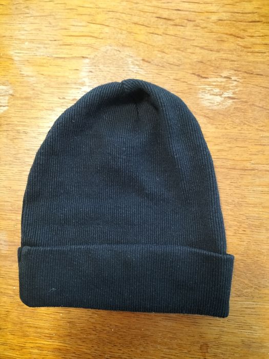 Czarna czapka  na 8-10 lat