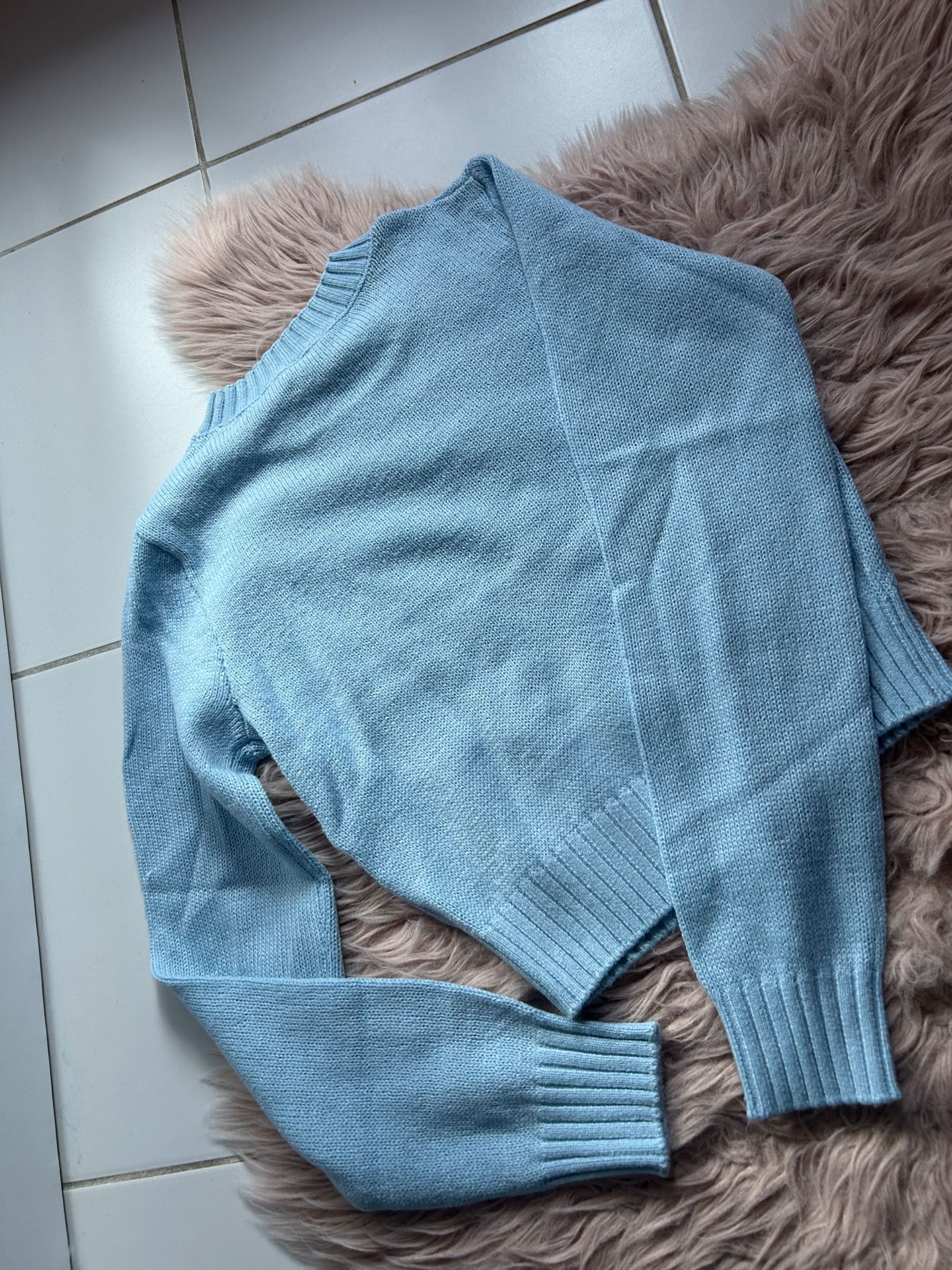 Sweterek krótki niebieski