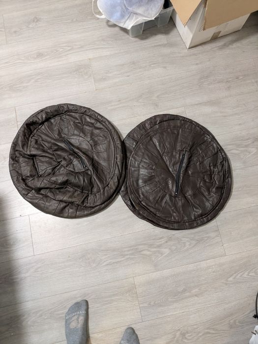Conjunto de dois puffs redondos feitos em Couro
