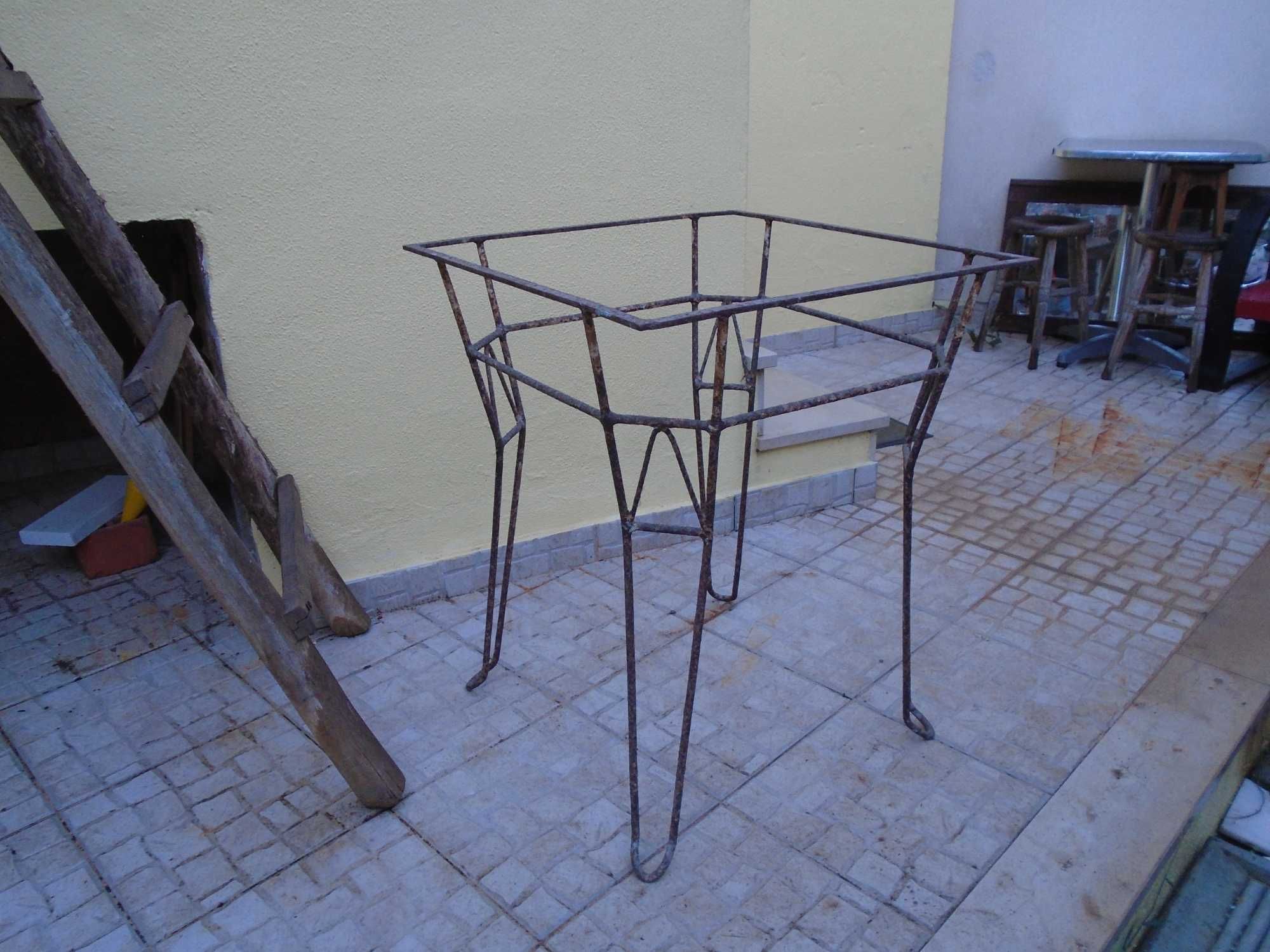 estrutura de mesa antiga em ferro