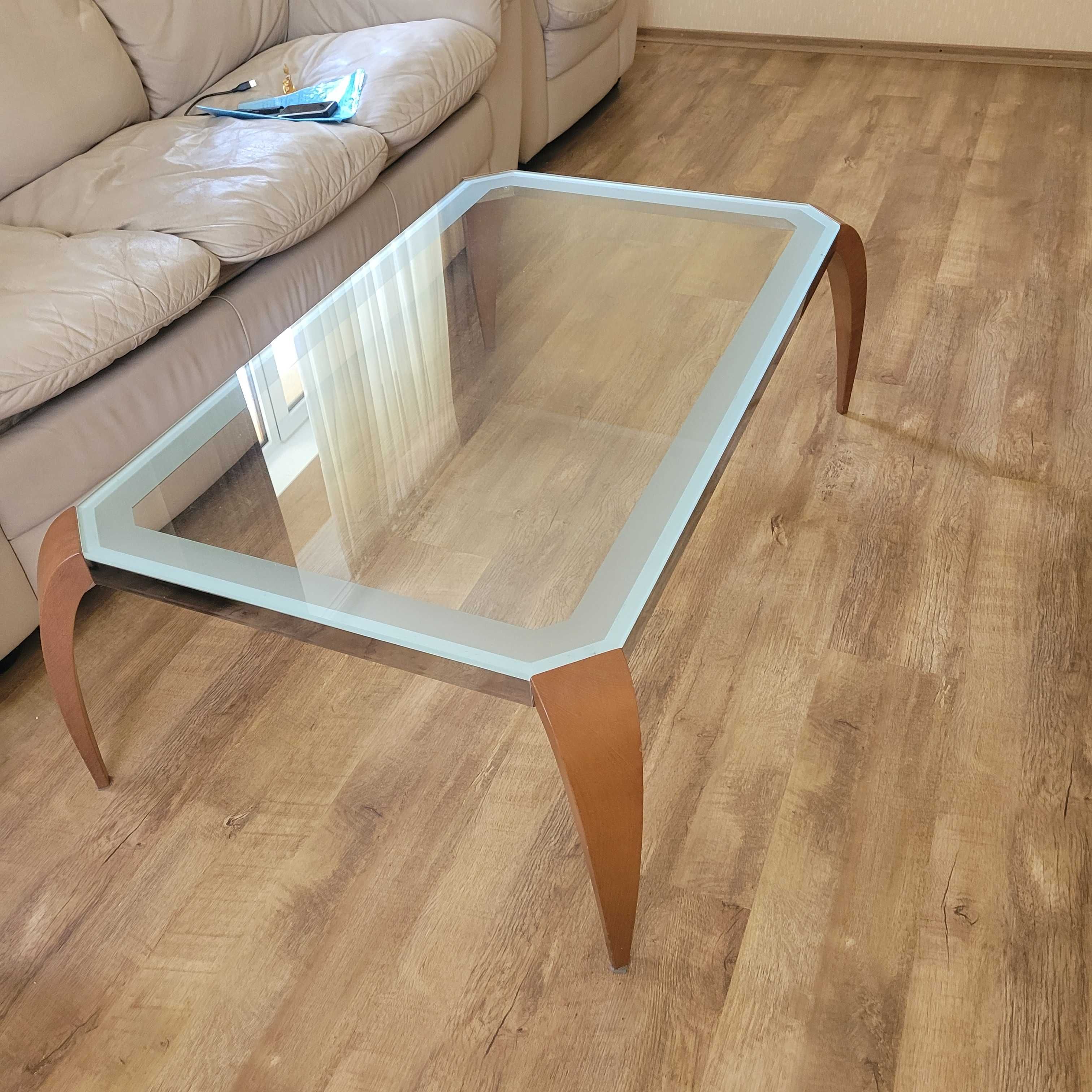 Диван кожаный Natuzzi + два кресла + журнальный столик.
