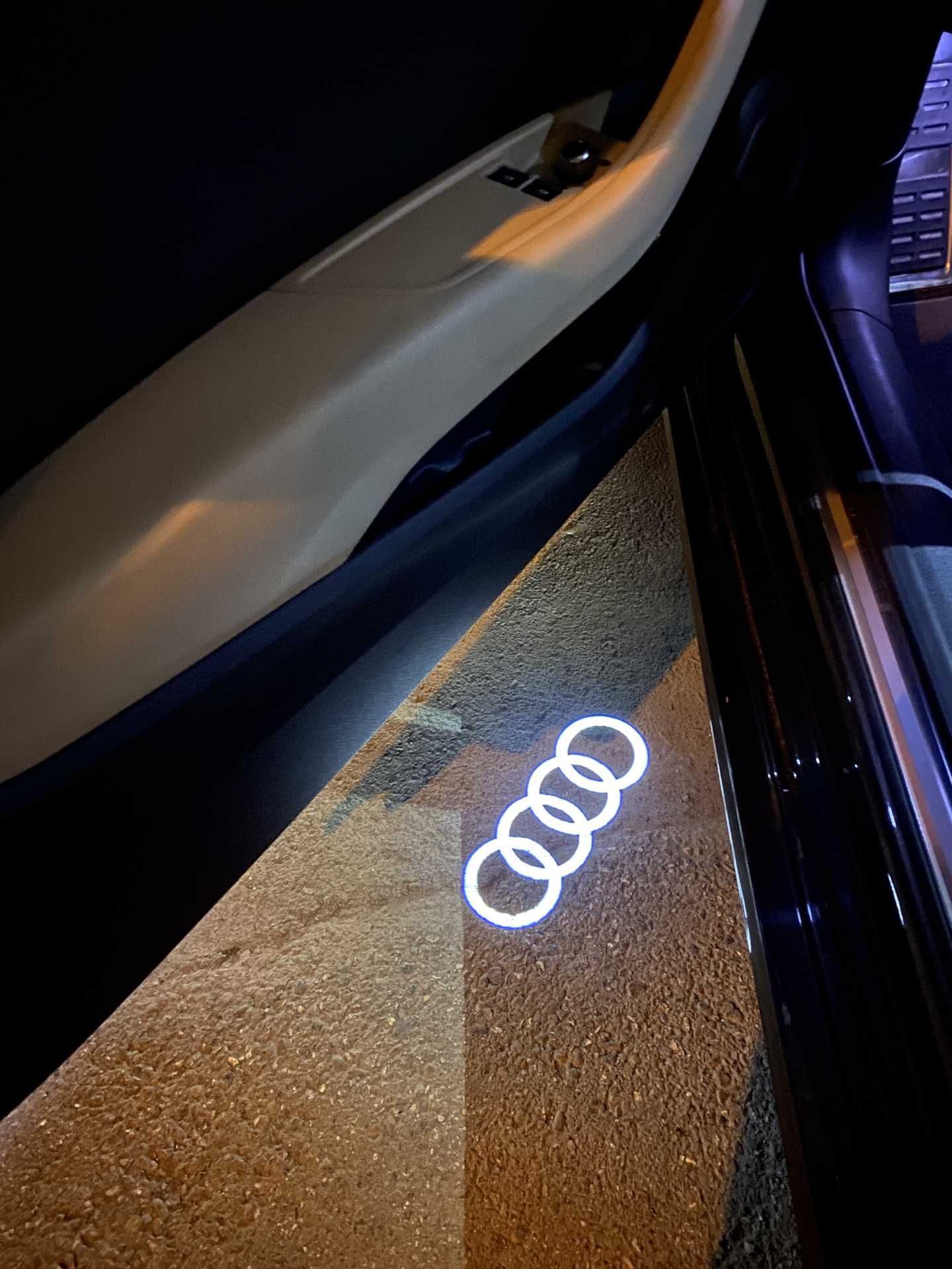 Підсвітка дверей, проекція кілець на землю Audi