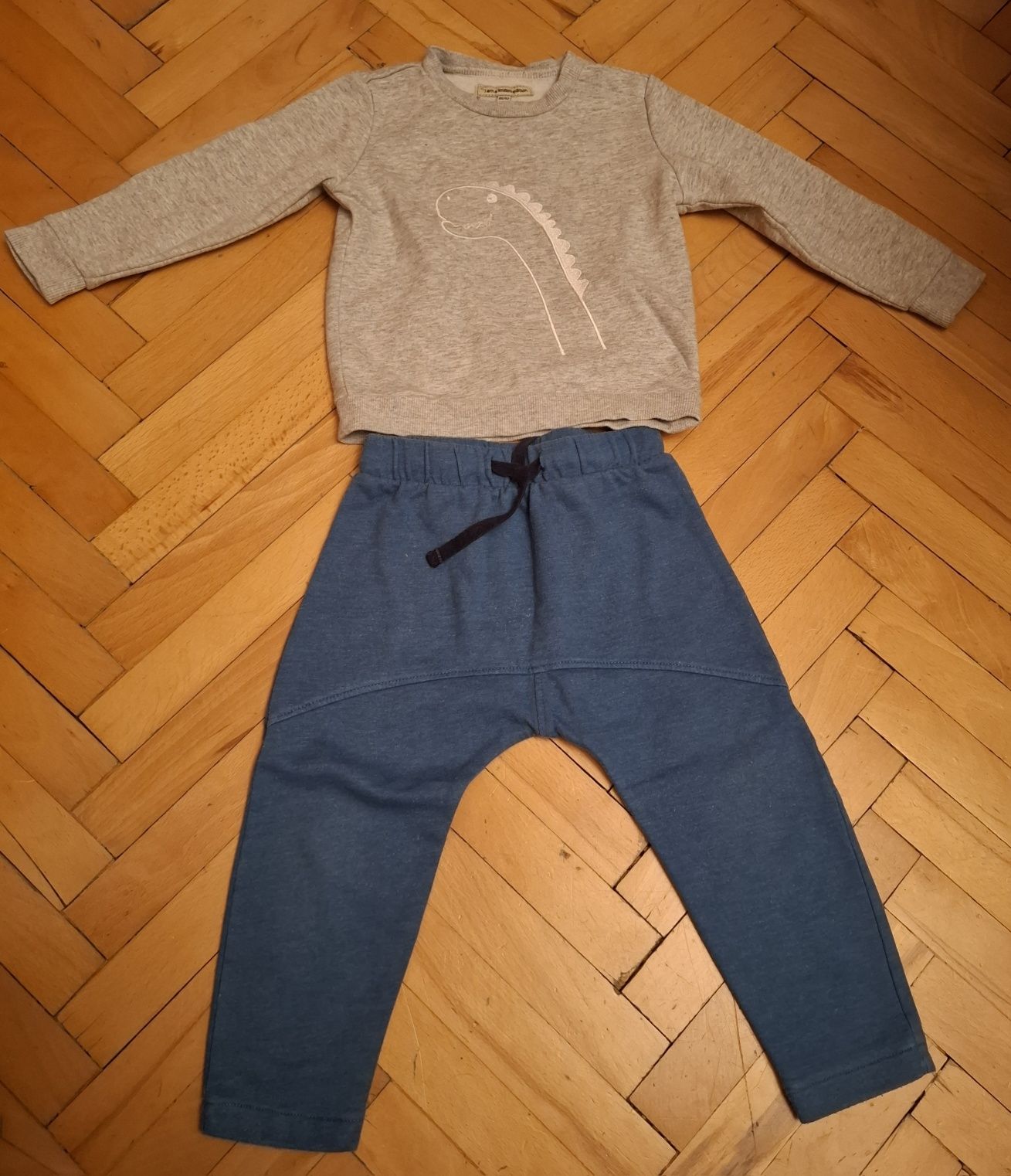 Komplet: bluza i spodnie dresowe r. 86/92.