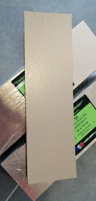 Suporte dourado em cartão para entradas, doces, salgados