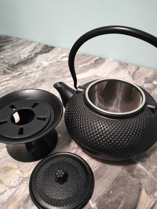 Żeliwny dzbanek do herbaty z podgrzewaczem