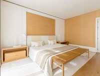 Cama King Size  + Mesas de Cabeceira