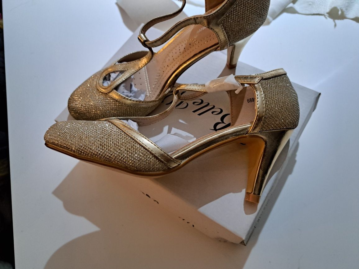 Sapatos de senhora dourados