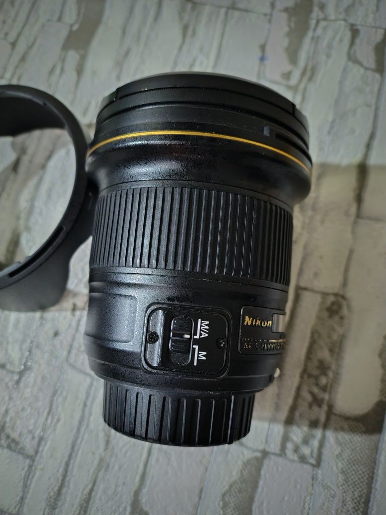 Об'єктив Nikon 20 mm f 1.8