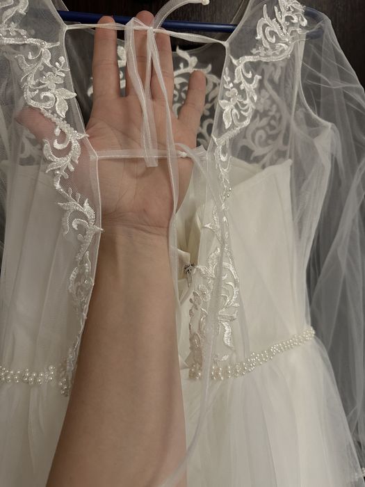 Весільне плаття з накидкою