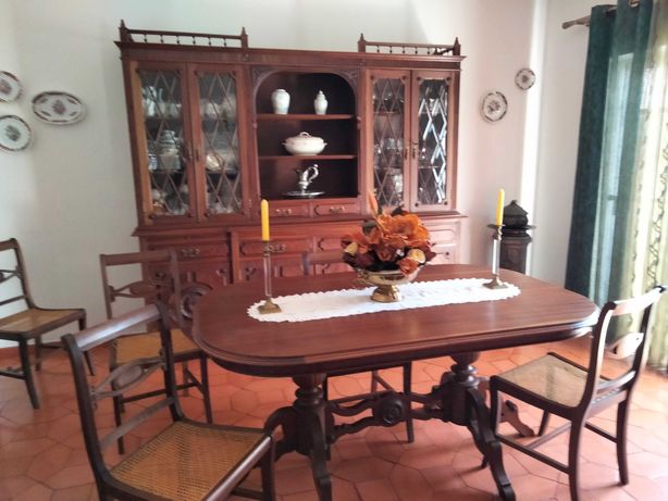 Conjunto Sala de Jantar com móvel, mesa e cadeiras em mogno