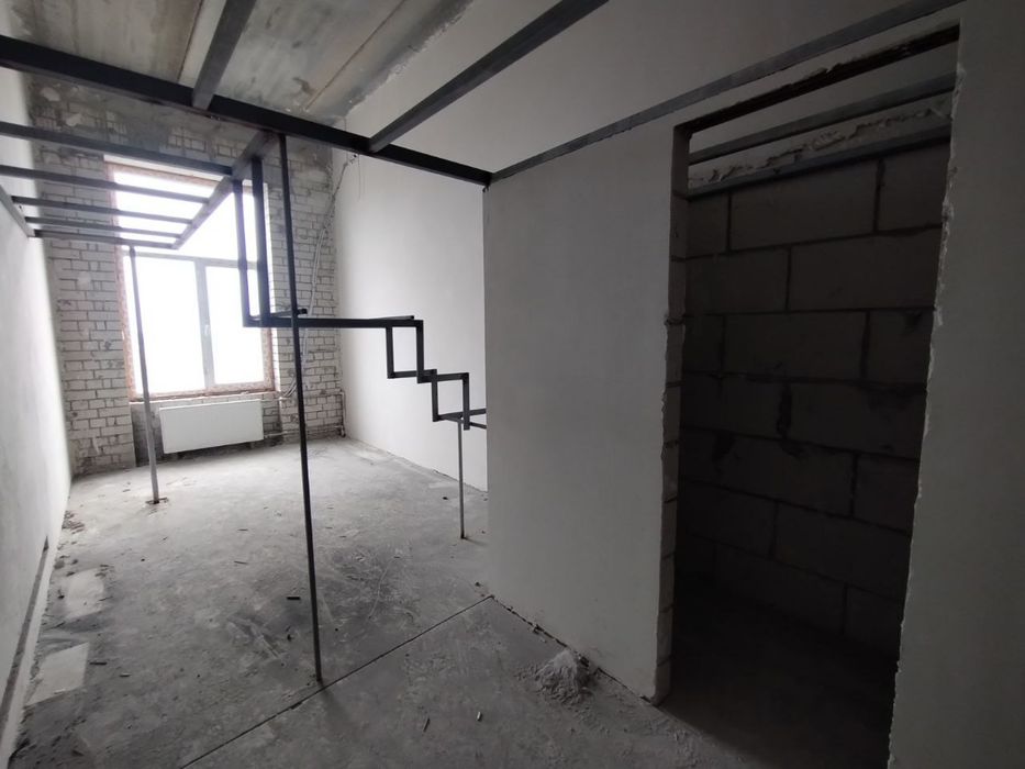 Продам квартиру з чорновим ремонтом м. Академіка Павлова