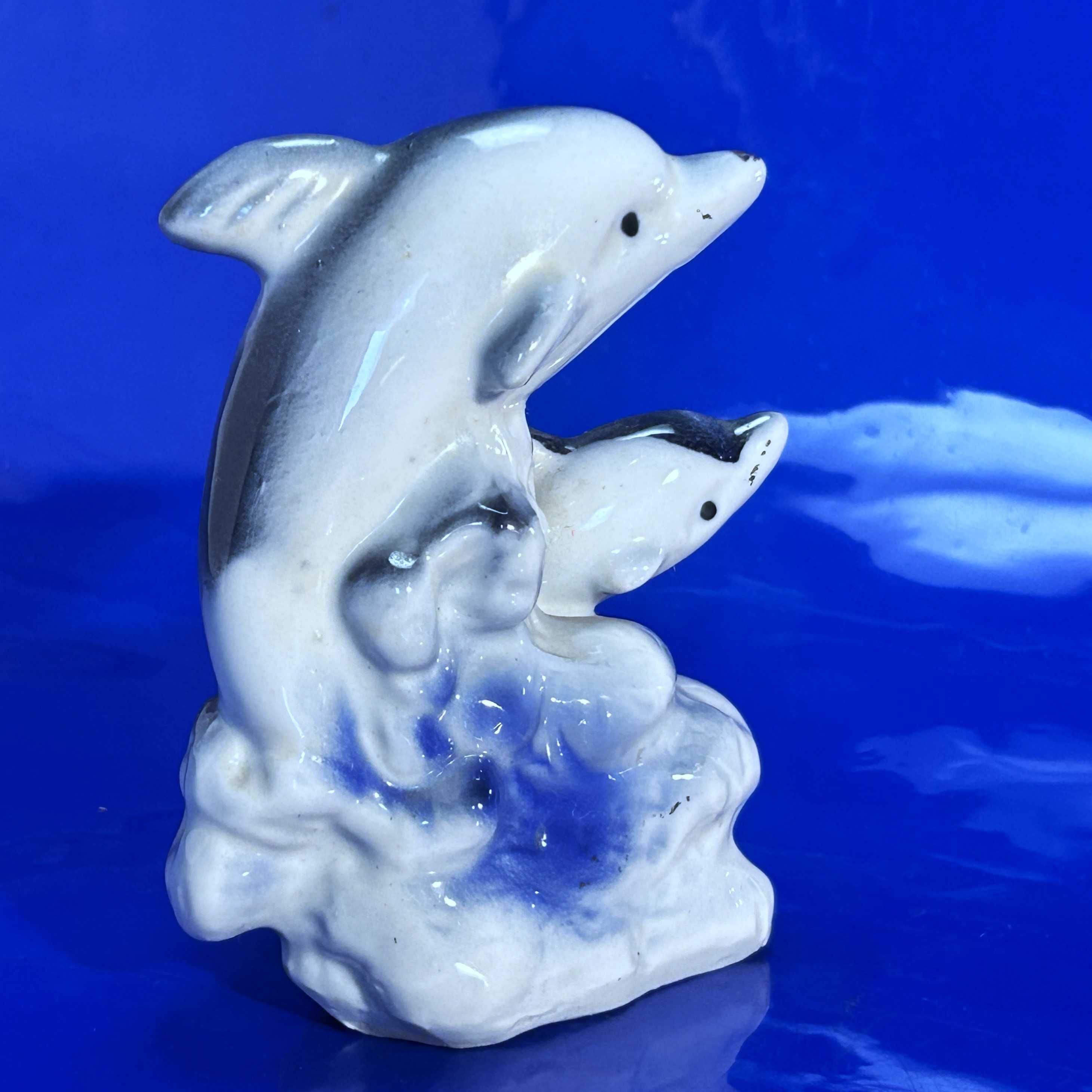 Figurka delfiny radosne. Porcelana,szkliwiona zdobiona, kolekcjonerska