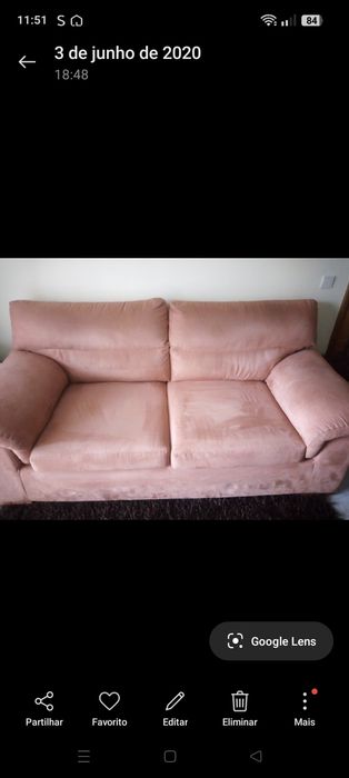 Sofá castanho caramelo e um puf, cómoda em madeira maciça