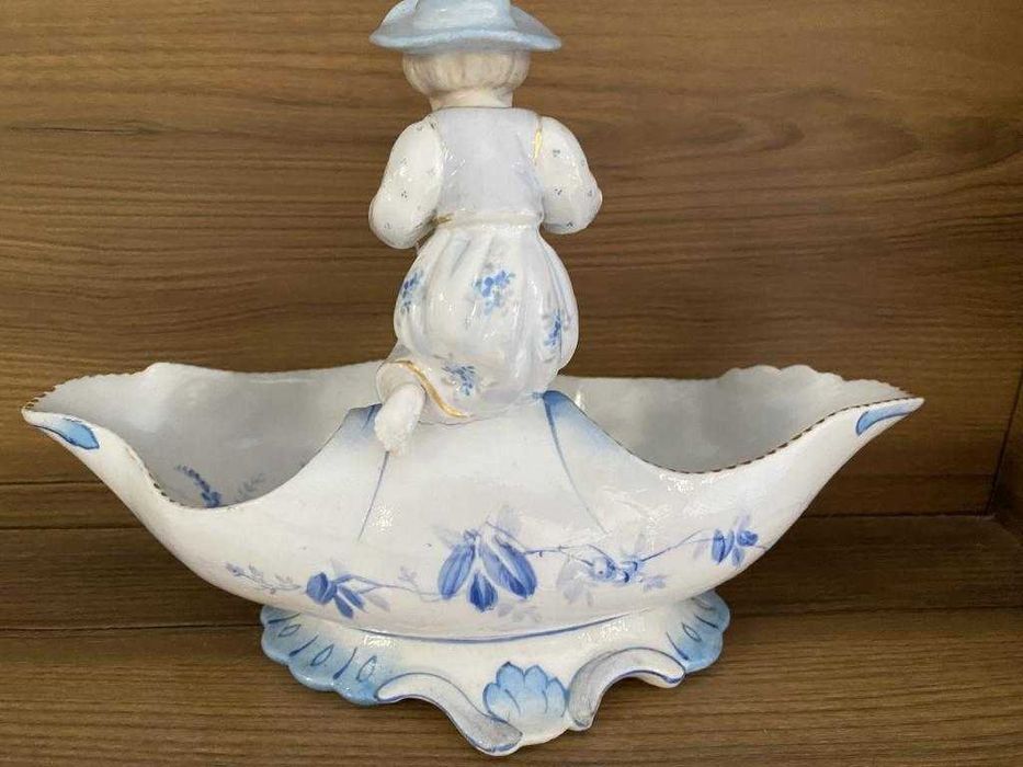 Франція 1870-80-х. Ваза-кошик з дівчинкою.