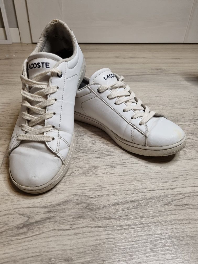 Białe buty lacoste