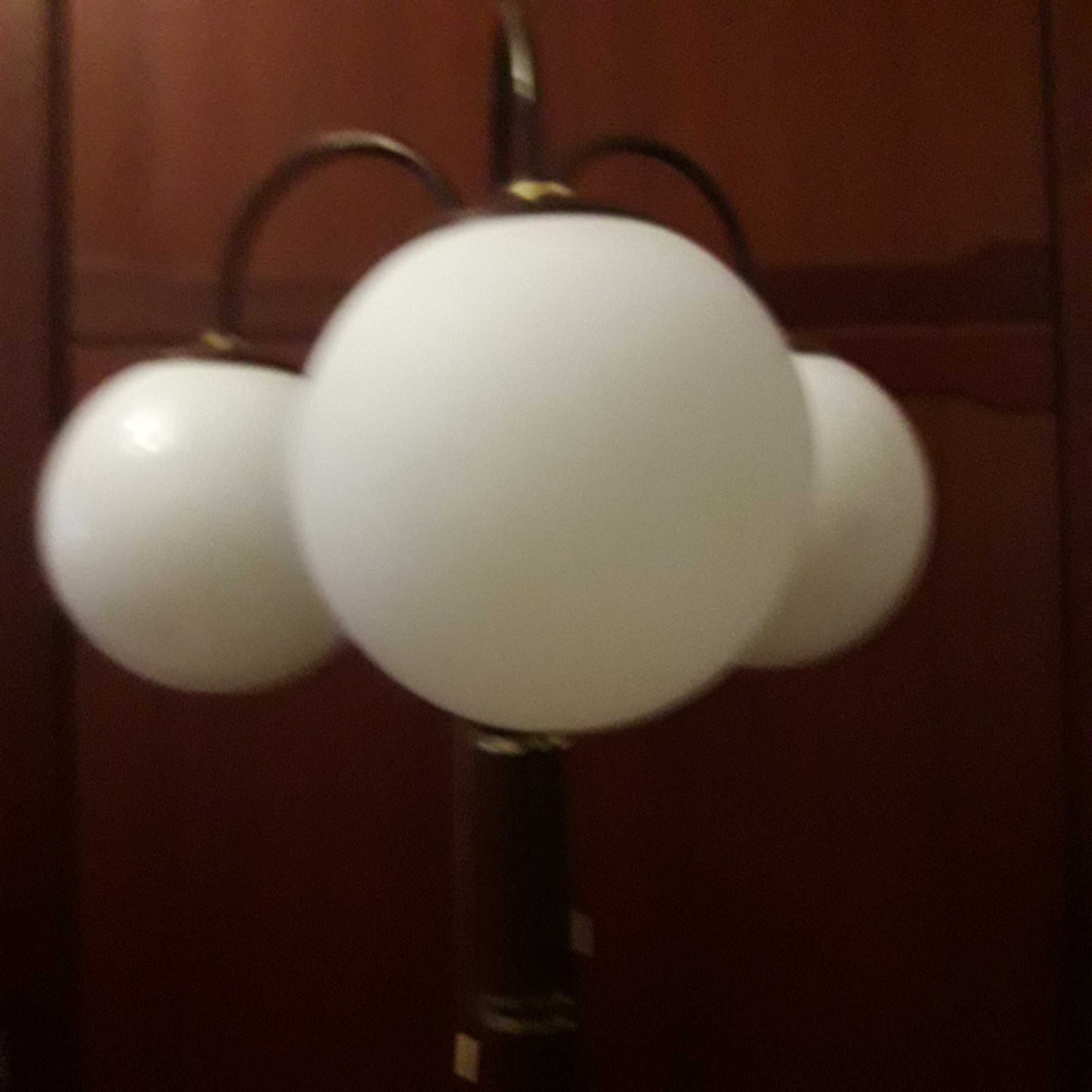 Lampa podłogowa z trzema białymi kloszami