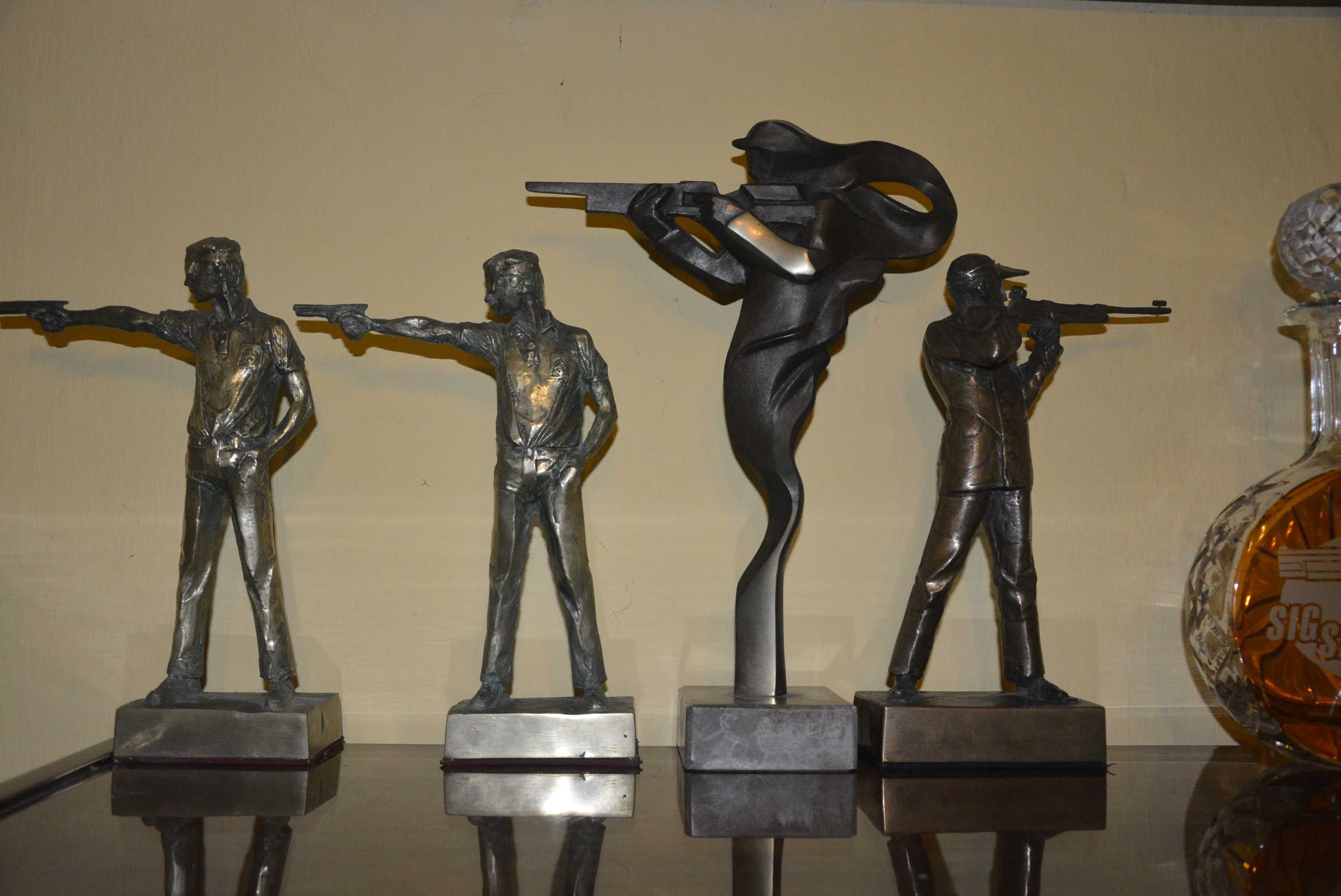 Kolekcja 4ch mosiężnych statuetek strzelców-projektu artystów po ASP.