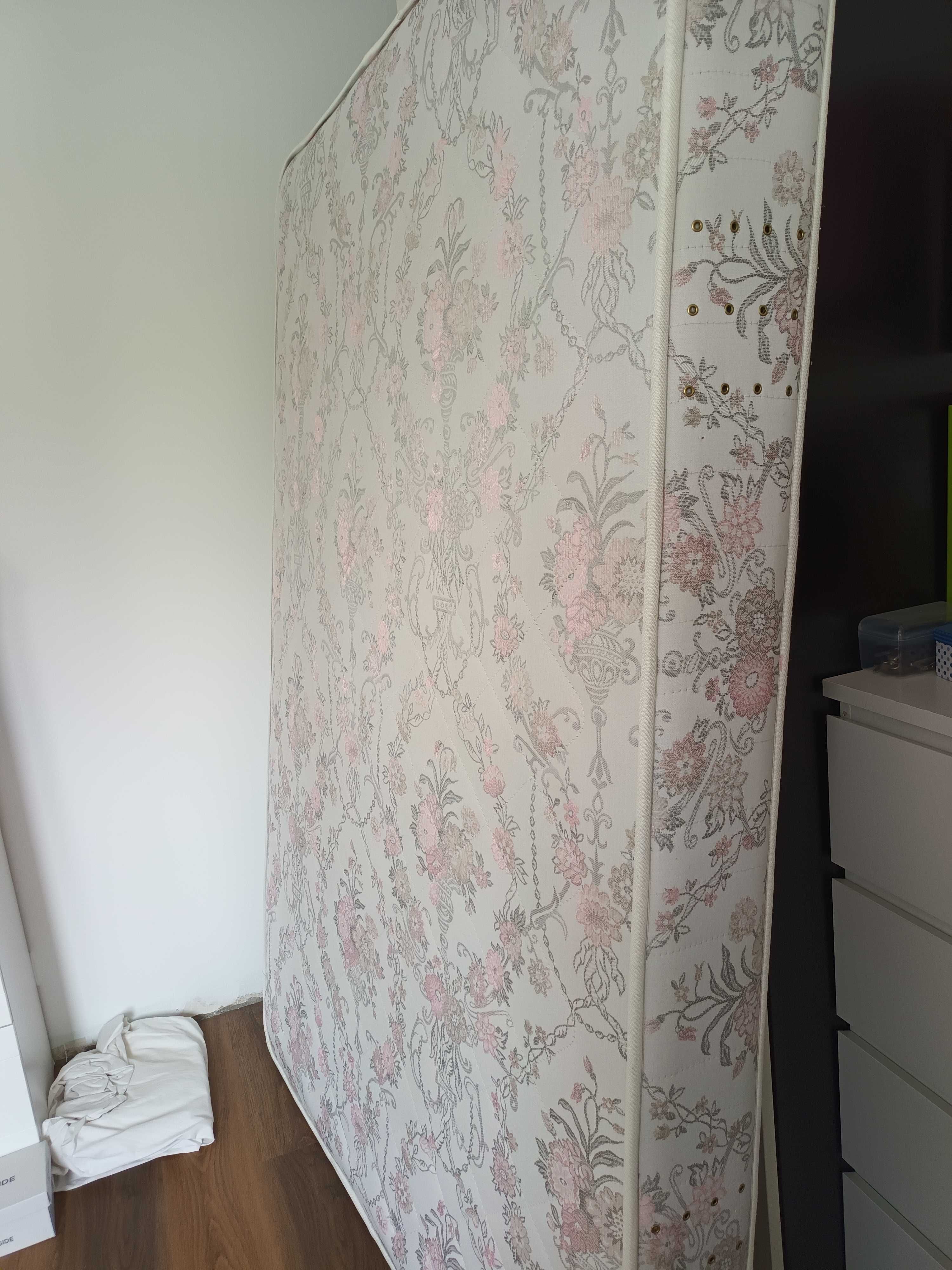 Cama com colchão e OFERTA de roupeiro