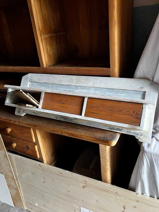 Półka PRL wisząca po wstępnej renowacji gotowa na wykończenie