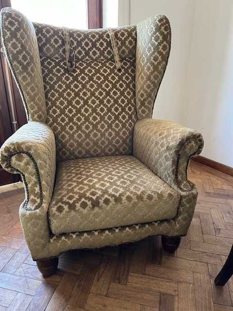 Bom conjunto clássico! mesa&cadeiras, poltrona e sofá no mesmo estilo