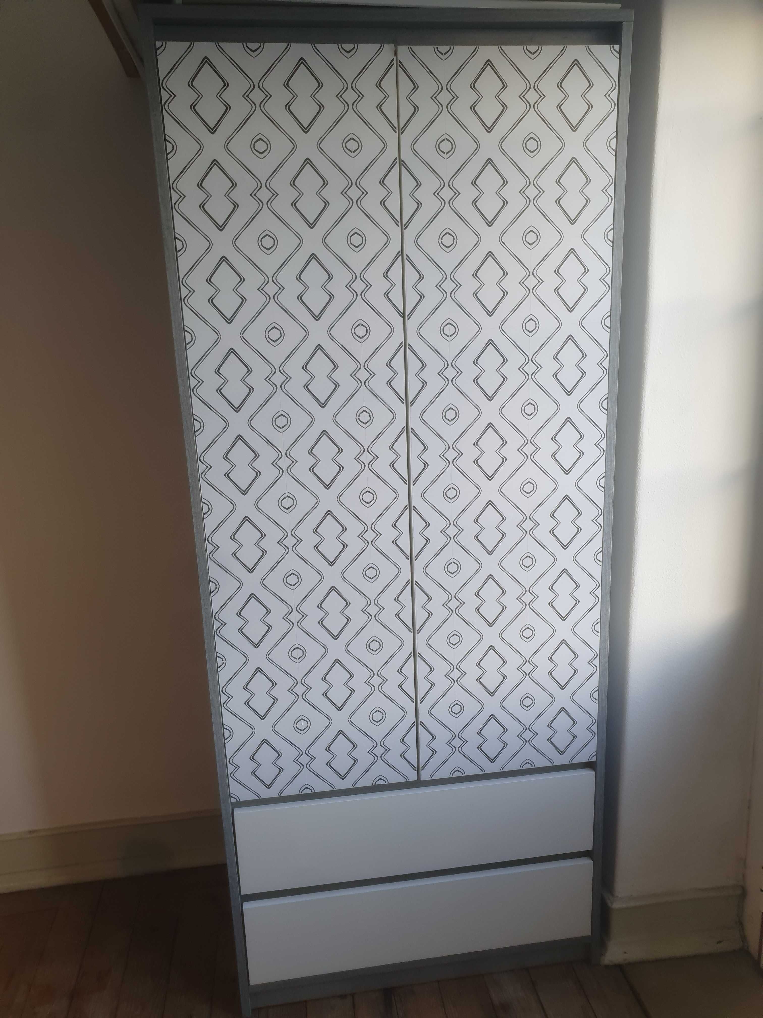 Wardrobe for hanging, and storing clothes with 2 drawers.