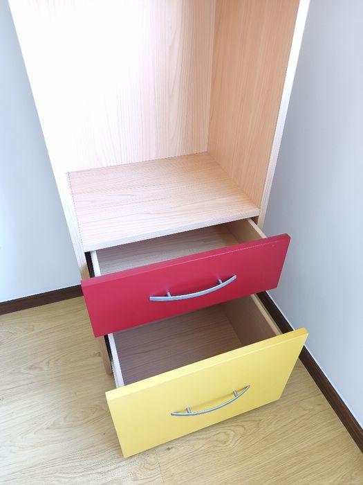 Estante em madeira clara com gavetas