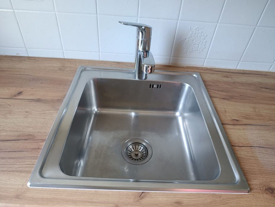 Szafki kuchenne z blatem i zlewem