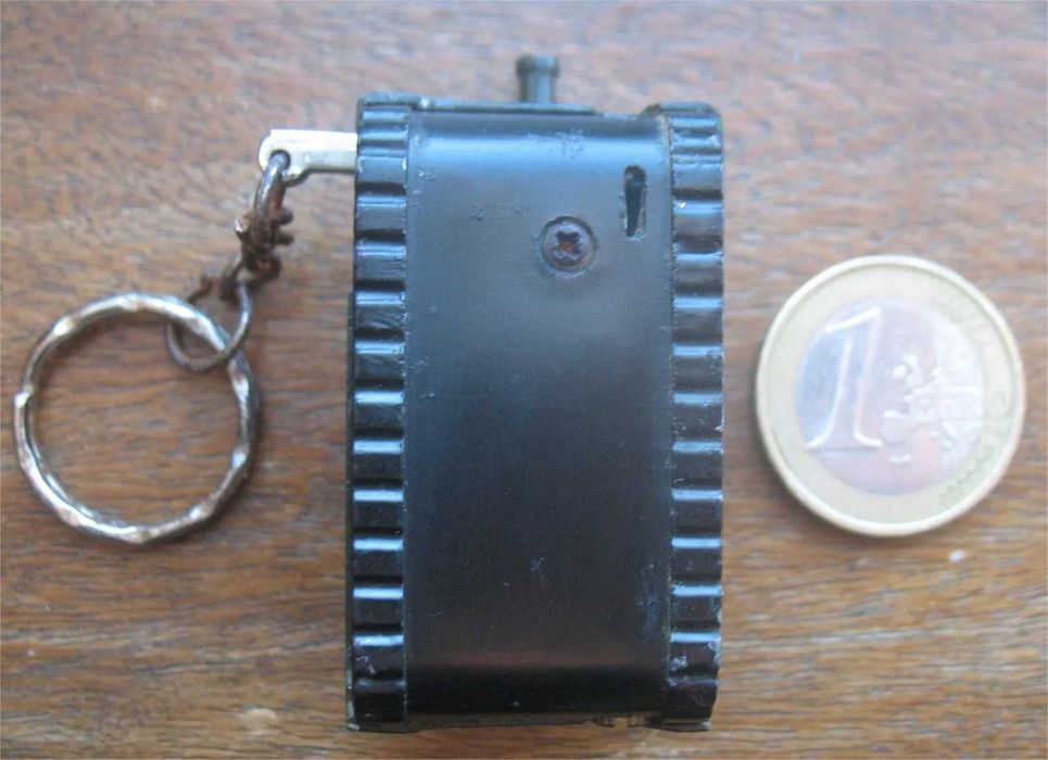 Isqueiro em forma de tanque militar