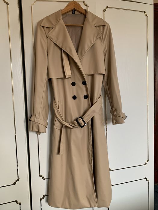 Бежевий трендовий тренч.