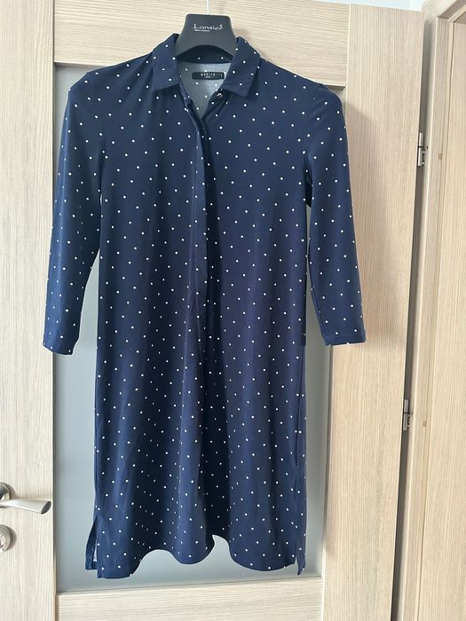 Granatowa sukienka w białe groszki. Na pomoc kotom bezdomnym.