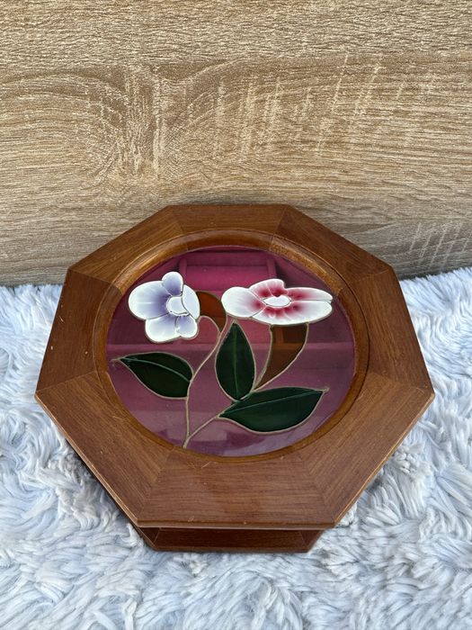 Drewniana szkatułka na biżuterie