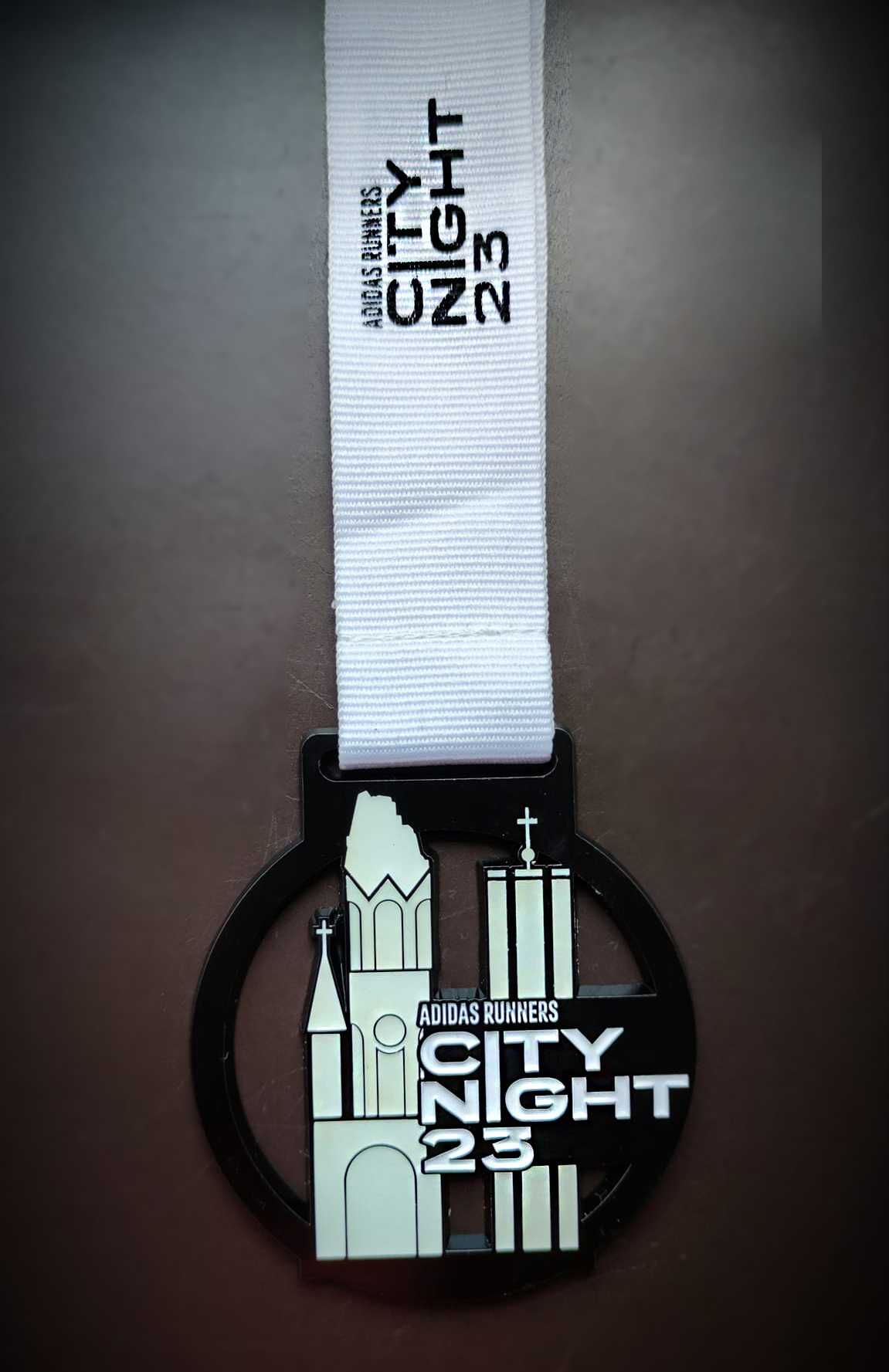 Piękny medal Adidas Runners City Night Berlin 2023