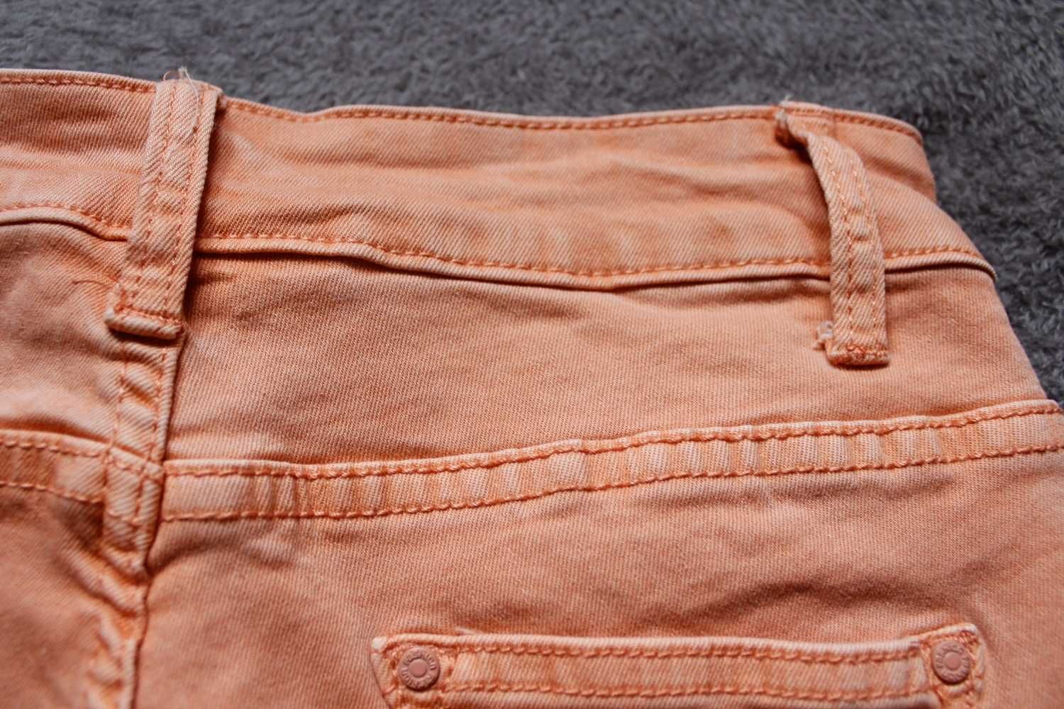 Damskie pomarańczowe spodnie jeansowe