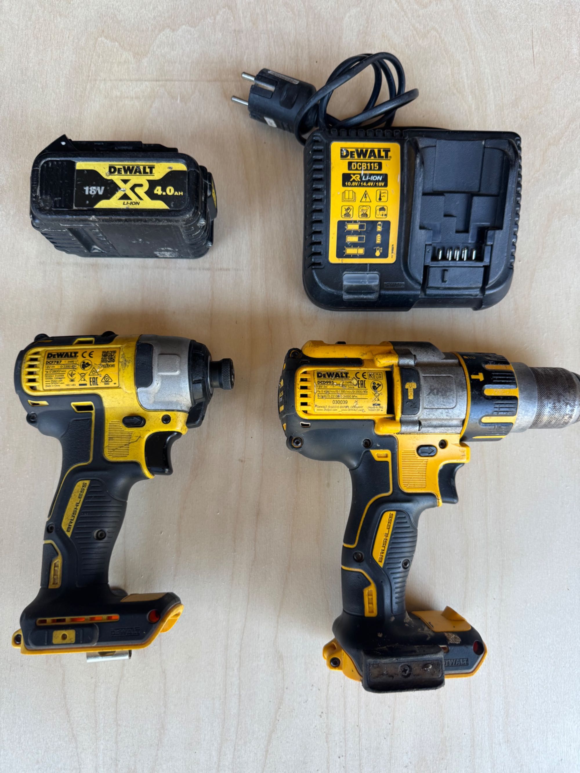 Zestaw DEWALT XR DCB 115 DCF 787 DCD995