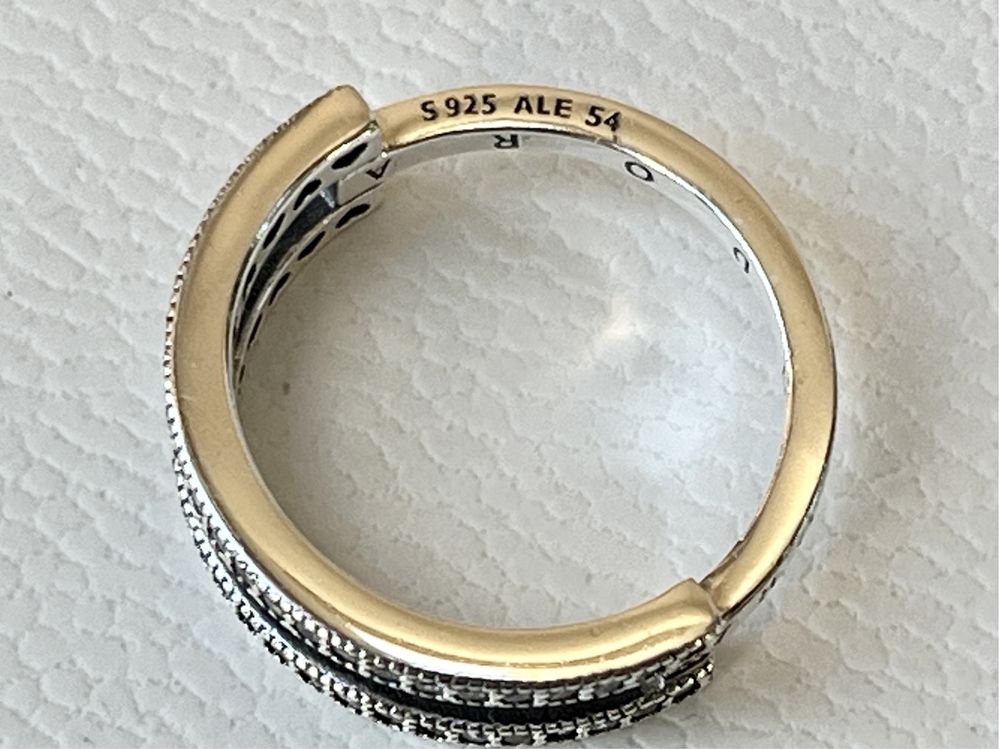 Nowy Podwójny pierścionek pavé z logo Pandora Signature 54